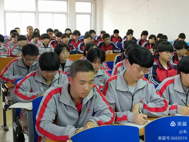 卢龙县中学团委召开纪念五四运动100周年特别团日活动